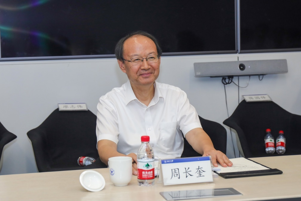 周长奎理事长听取科研成果汇报