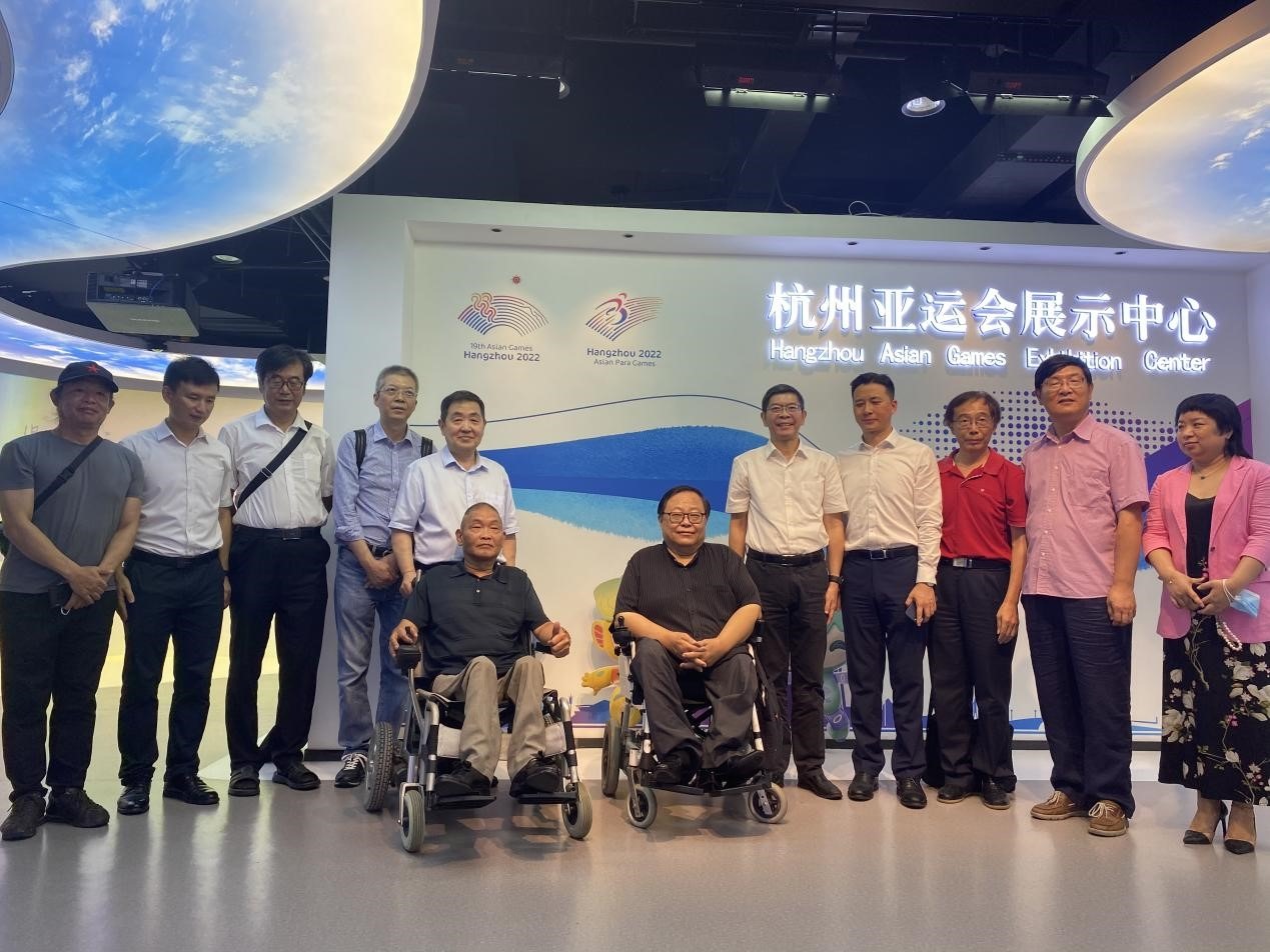 吕世明主席（前排中）一行参观亚组委